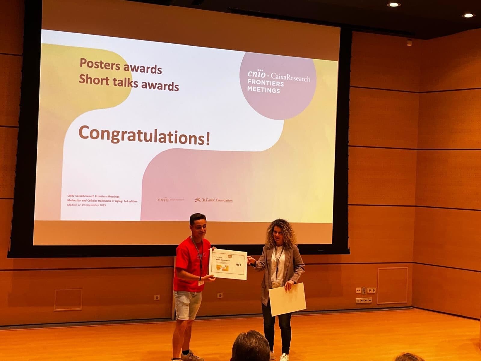 Víctor Cruz receives the Best Short Talk Award at CNIO